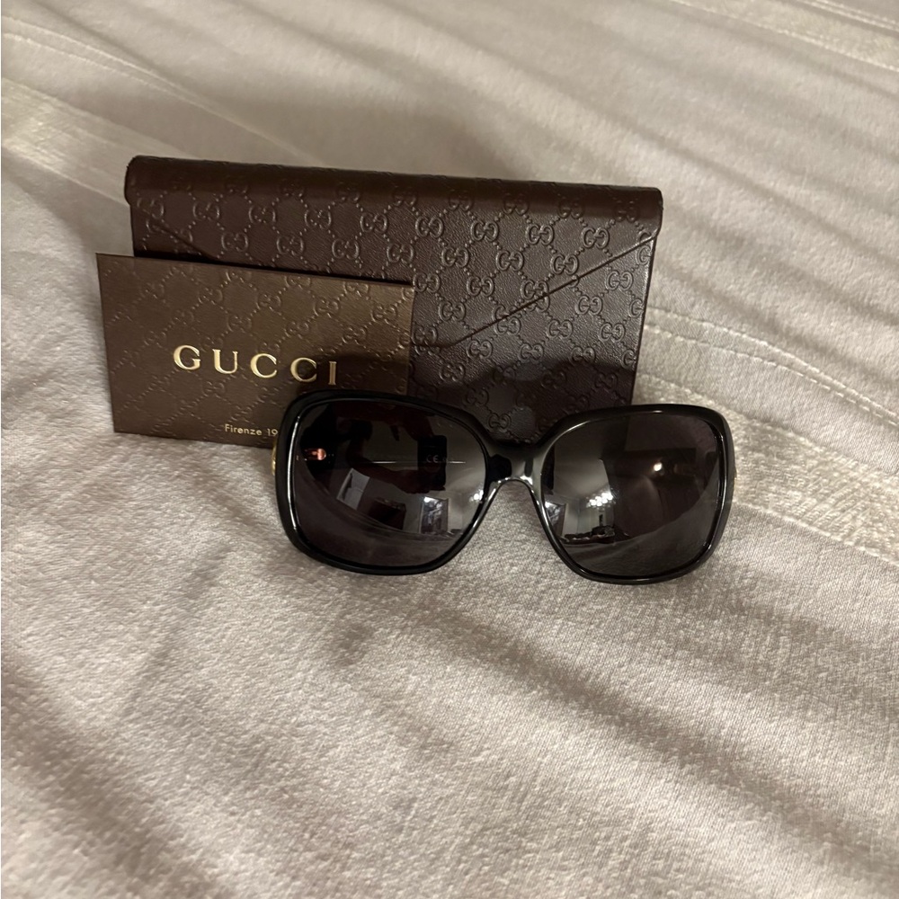 Gucci Elegant Black Sunglasses
